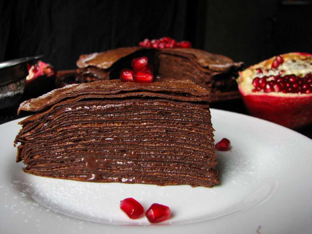 Торт из шоколадных блинов с творожным кремом