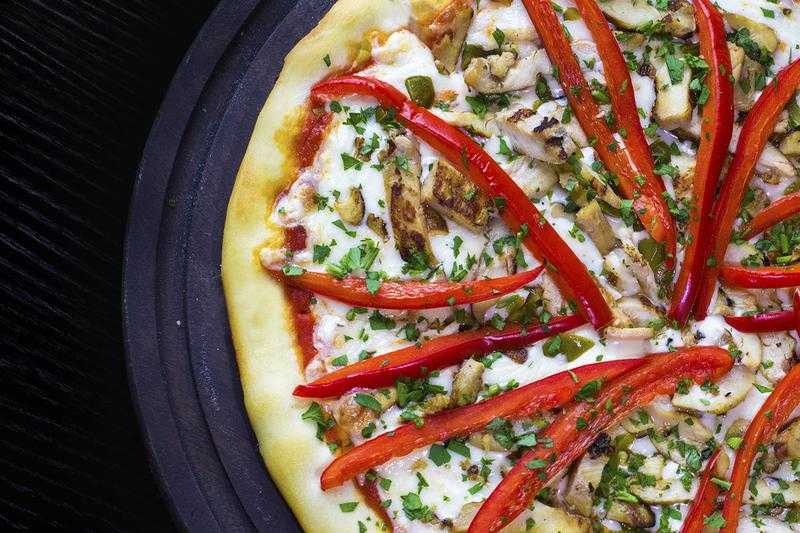 Пицца с моцареллой и помидорами: рецепт с фото
