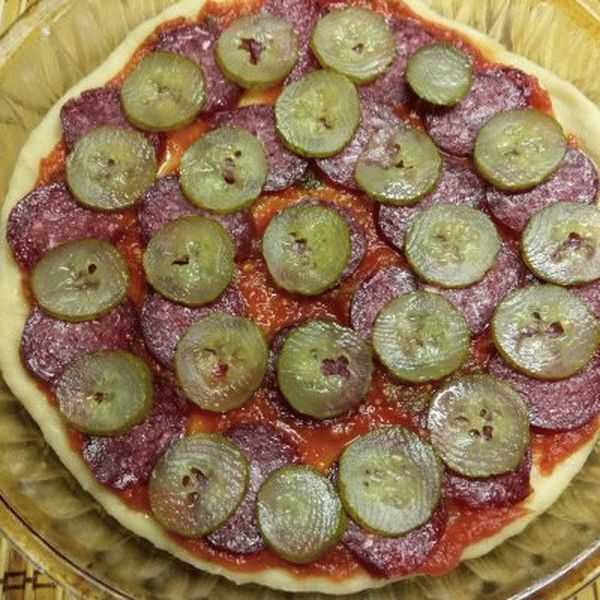 Пицца с грибами, солеными огурцами и колбасой: рецепты с фото в начинке с сыром