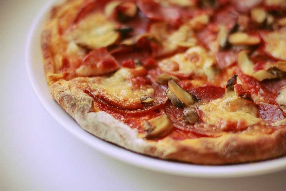 Домашняя пицца в духовке с колбасой