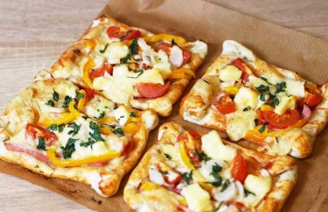 Пицца мини с салями и черри из слоеного теста рецепт с фото пошагово - 1000.menu