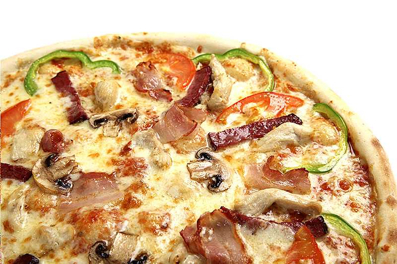 Пицца для семейного ужина в итальянском стиле с беконом и сыром