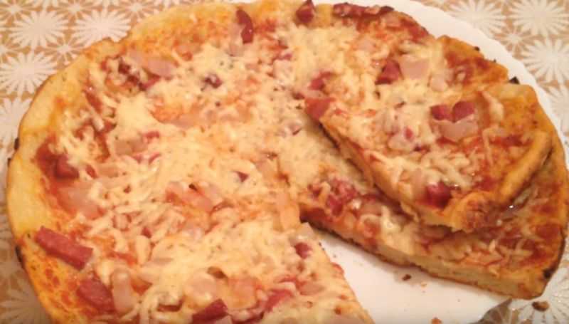 Простой пошаговый рецепт быстрой пиццы на сковороде на кефире