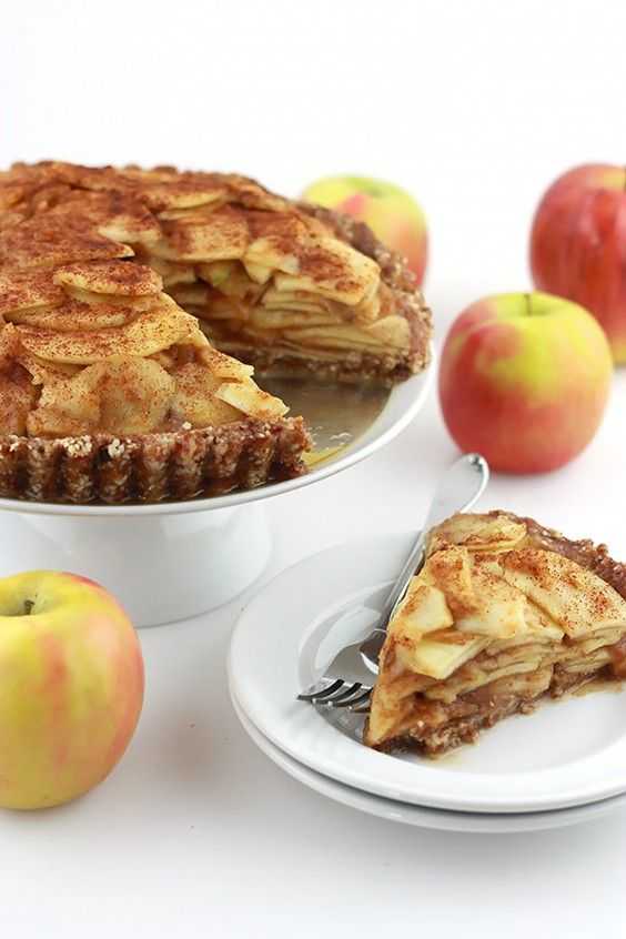 Пирог с яблоками в духовке: 7 рецептов с фото