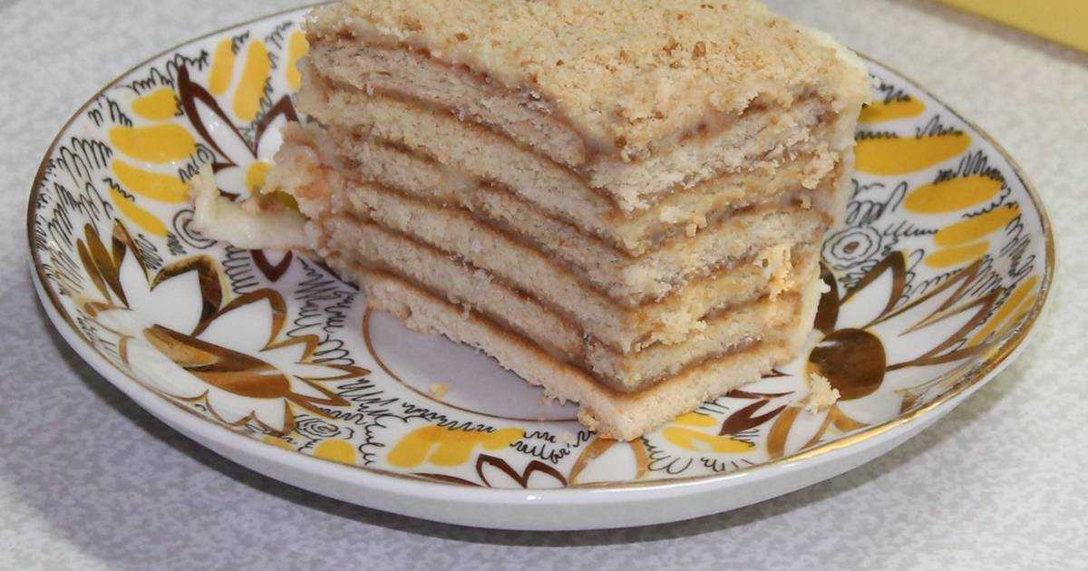 Бисквитный торт с заварным кремом, грецкими орехами и маком