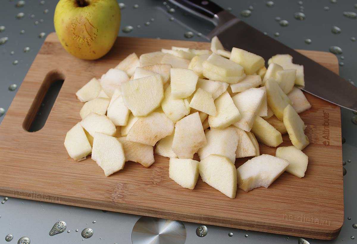 Яблоки кусочки рецепт. Яблоки нарезанные дольками. Яблоко порезанное дольками. Ломтик яблока. Нарезка ломтиками яблоки.