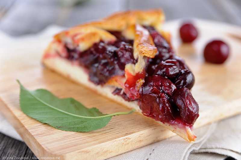 Пирог с вишней в духовке — 13 простых рецептов