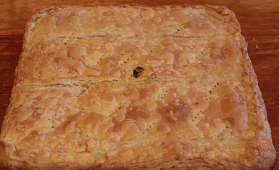 Пирог из слоеного теста с картошкой - 13 вкусных рецептов с добавлением мяса, грибов или рыбы