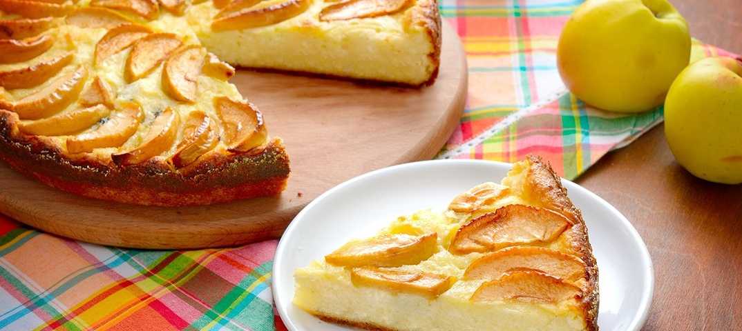 Пирог с яблоками и манкой - 15 рецептов без муки, с медом, изюмом и апельсинами