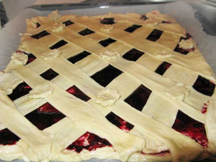 Слоеные пирожки с вишней рецепт с фото пошагово - 1000.menu
