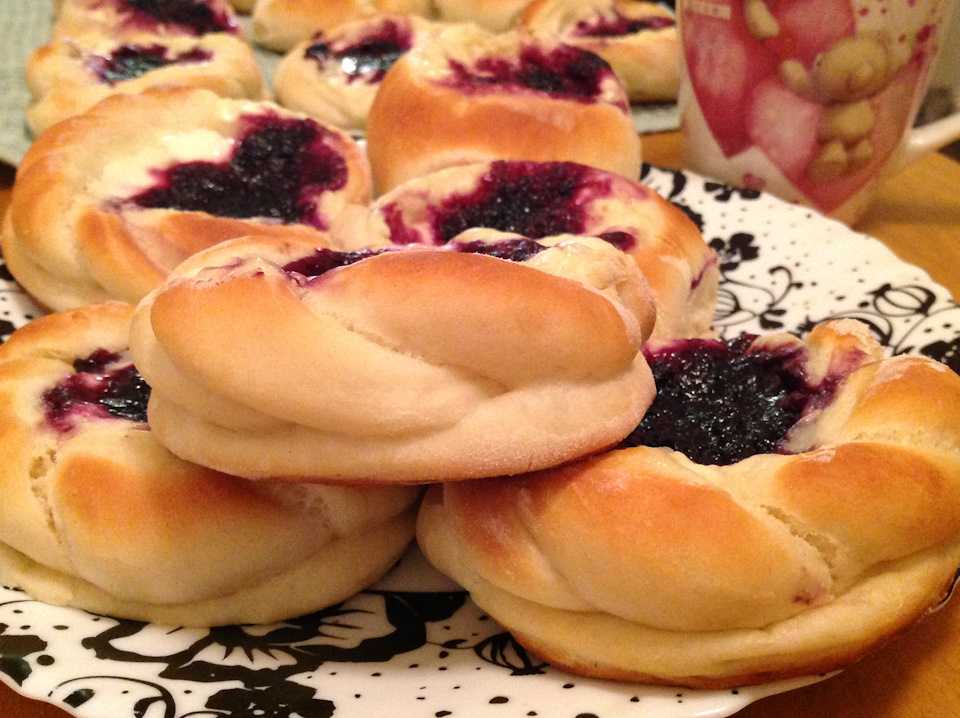 Пирожки с вишней - рецепты приготовления в духовке, со свежей и замороженной ягодой, из дрожжевого теста, видео