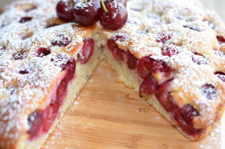 Бисквитный пирог с вишней: секреты приготовления десерта, простые рецепты