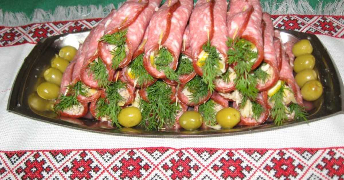 Закусочные рулеты из колбасы с сыром рецепт с фото пошагово - 1000.menu