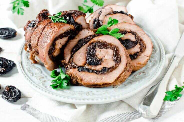 Рулет из свинины с черносливом и орехами пошаговый рецепт
