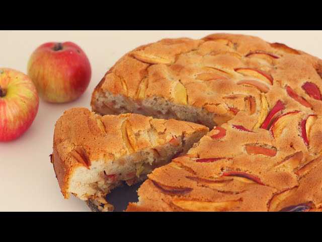 Пышная шарлотка с яблоками — 14 вкусных рецептов в духовке и мультиварке