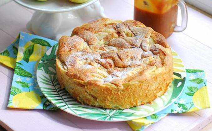 Шарлотка на сковороде с яблоками - быстрый рецепт яблочного пирога на плите пошагово с фото