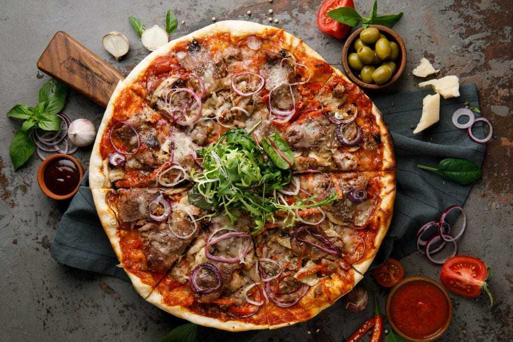 Ленивая пицца с копченой колбасой и маринованными огурцами