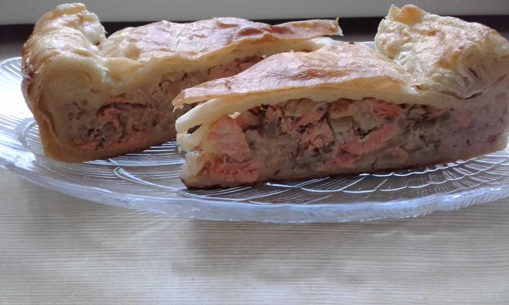 Пушистый пирог с рыбными консервами « рецепты пирогов