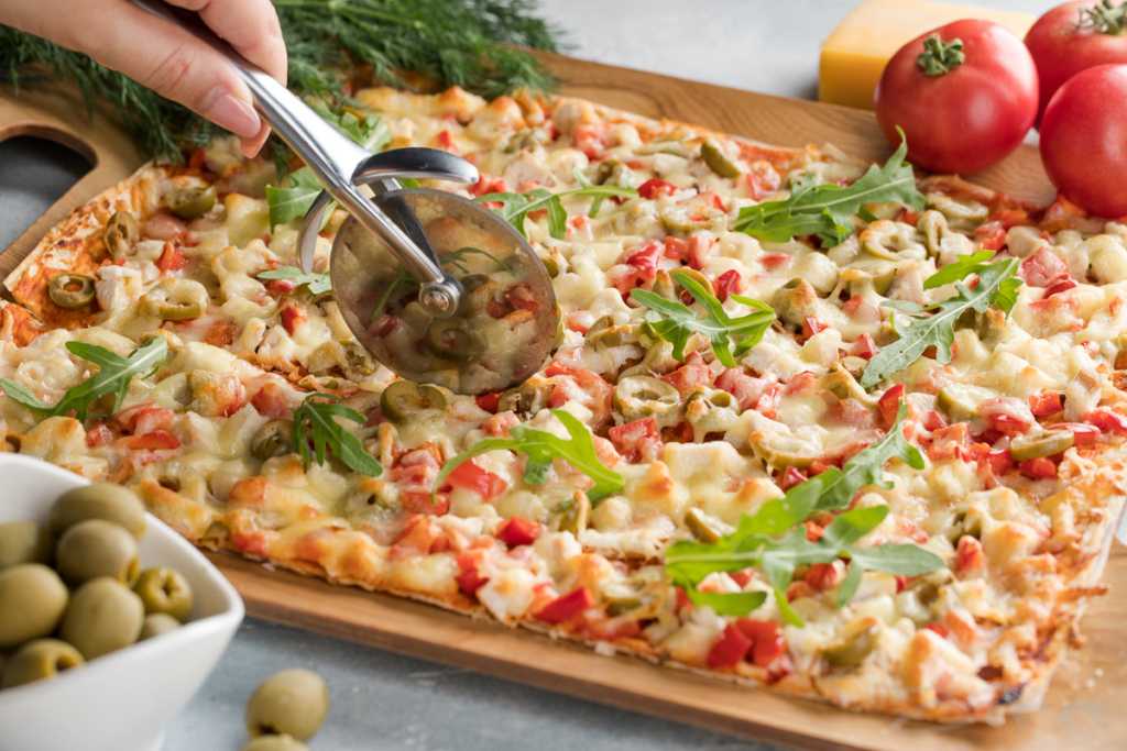 Пицца с колбасой, сыром и помидорами в духовке | простые рецепты