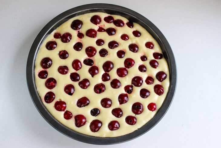 Пирог с вишней - 10 рецептов в духовке с пошаговыми фото
