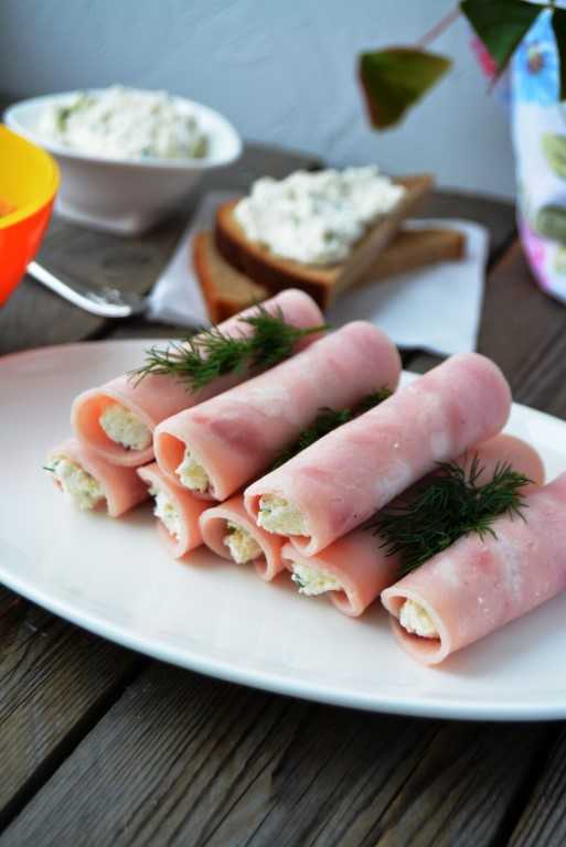 Рулетики из ветчины с чесноком и сыром - простой рецепт праздничной закуски