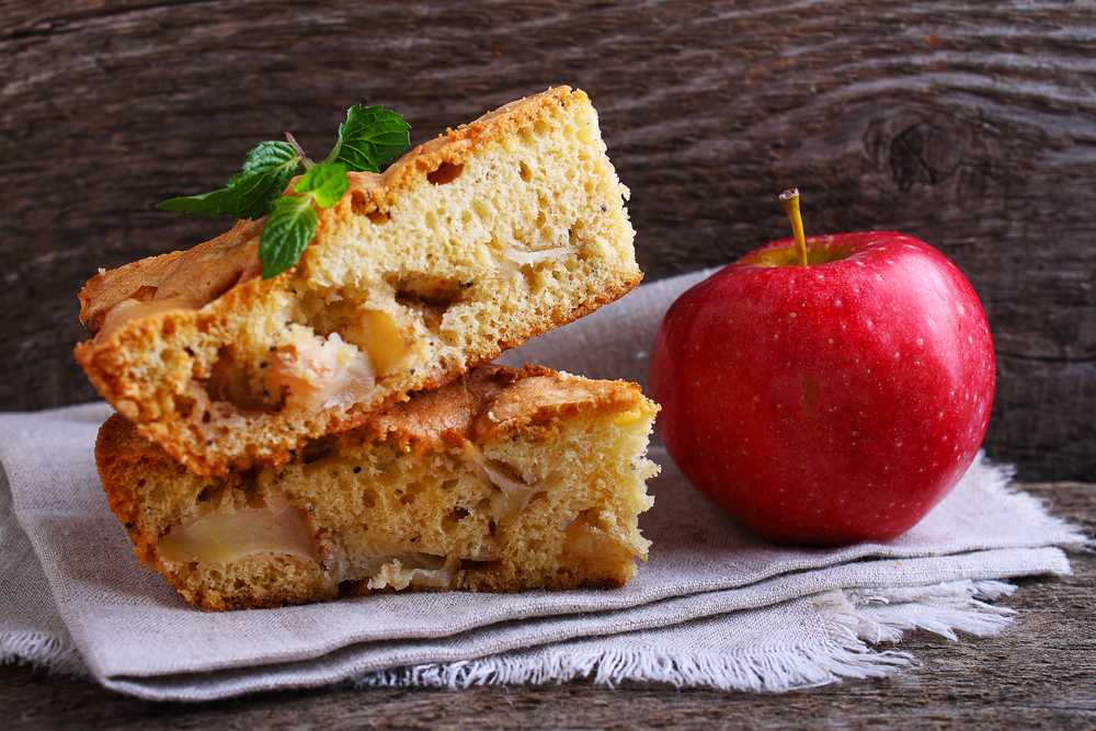 Яблочный бисквитный пирог: рецепты