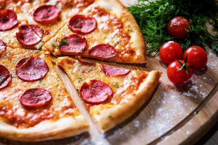 Пицца с колбасой и сыром — простые рецепты в домашних условиях