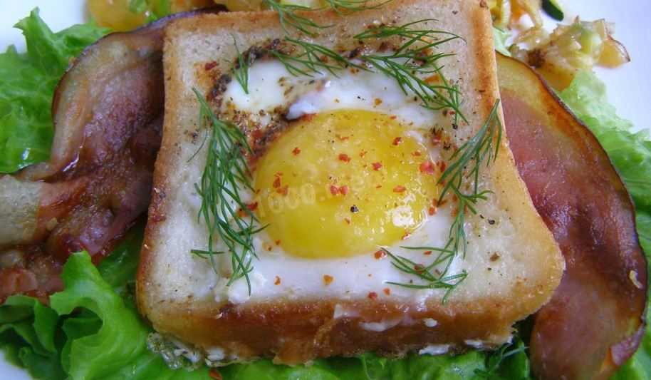 Хрустящие гренки с яйцом и расплавленным сыром: 2 рецепта для отличного завтрака