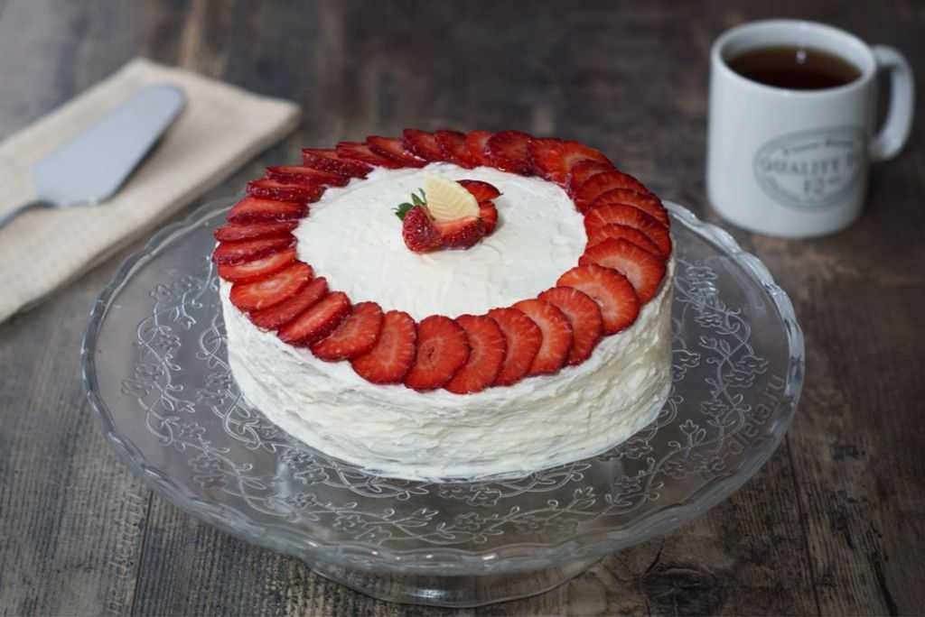 Бисквитный торт с творожным кремом и фруктами рецепт с фото пошагово - 1000.menu