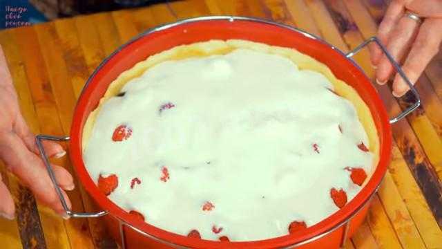 Песочный пирог с клубникой и сметанной заливкой рецепт с фото пошагово и видео - 1000.menu