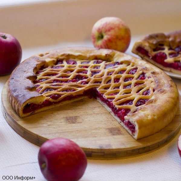 Как приготовить дрожжевой пирог с брусникой и яблоками