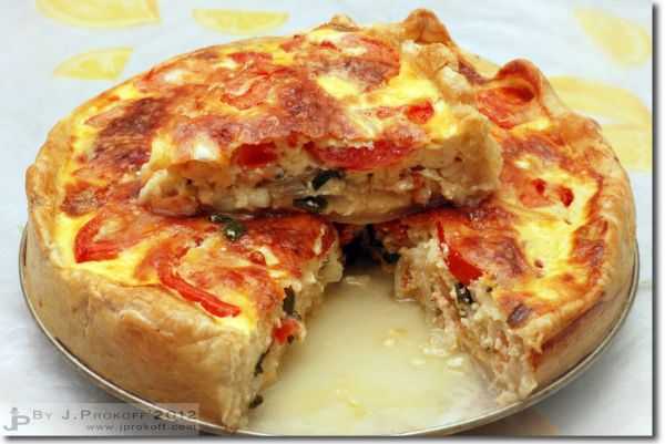 Мясной пирог с помидорами и сыром