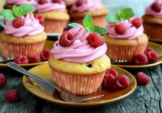 Кексы с малиной: рецепт трех вкусных десертов с ягодами