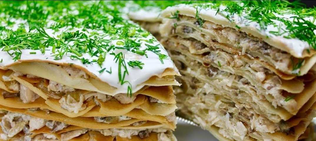 Блинный торт с курицей, сыром и грибами – 7 пошаговых домашних рецептов