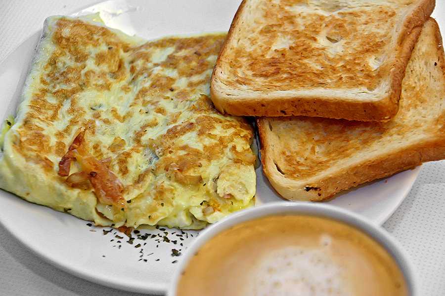 Вкусные рецепты из яиц и молока. Омлет с мукой и молоком на сковороде. Омлет с хлебом. Индийская яичница. Омлет Индия.