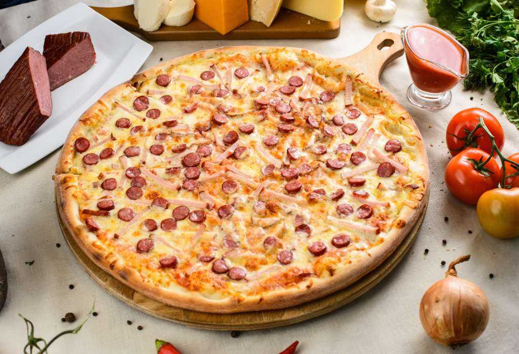 Пицца с колбасой сервелат. 1000 лучших рецептов пиццы