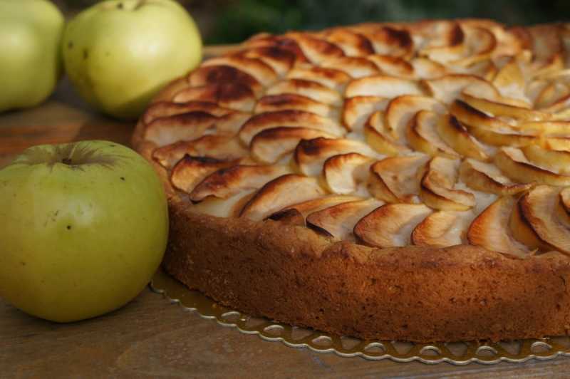 Песочный пирог с яблоками — 7 рецептов шарлотки