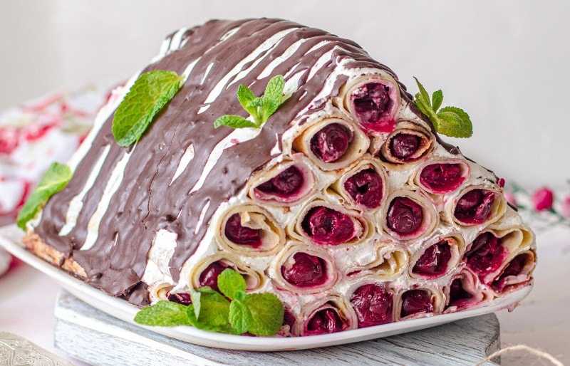 Блинный торт с творожным кремом и ягодами на сковороде рецепт с фото пошагово - 1000.menu