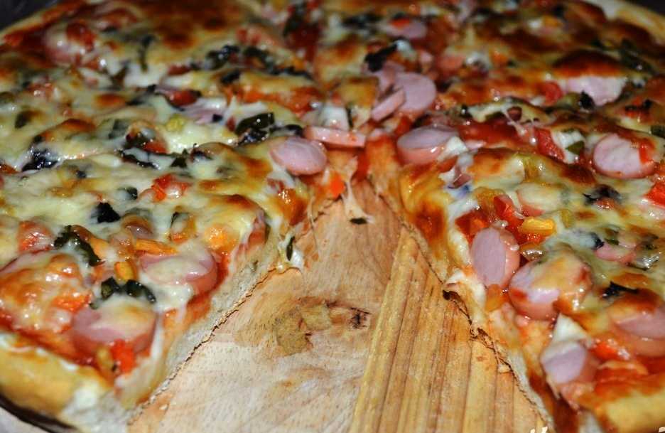 Пицца с сосисками и сыром — пошаговый рецепт с фото