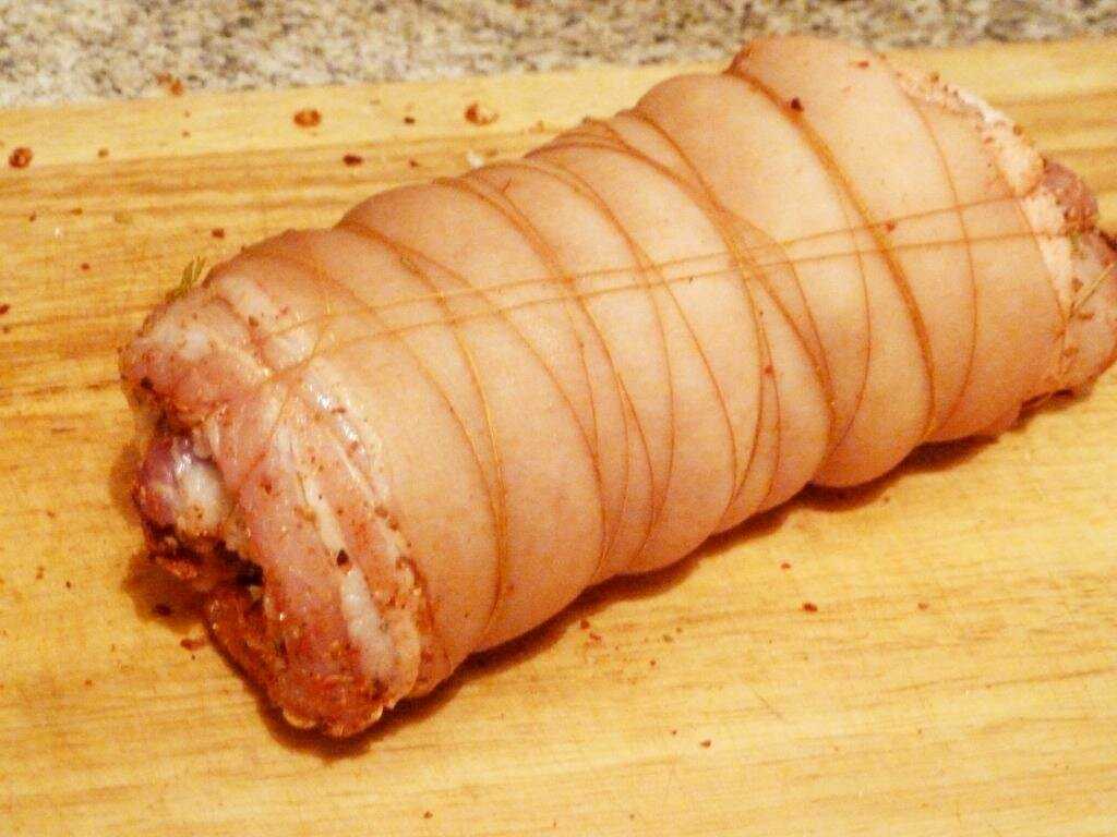 Рулет мясной из свиной грудинки с пряностями рецепт с фото на webspoon.ru