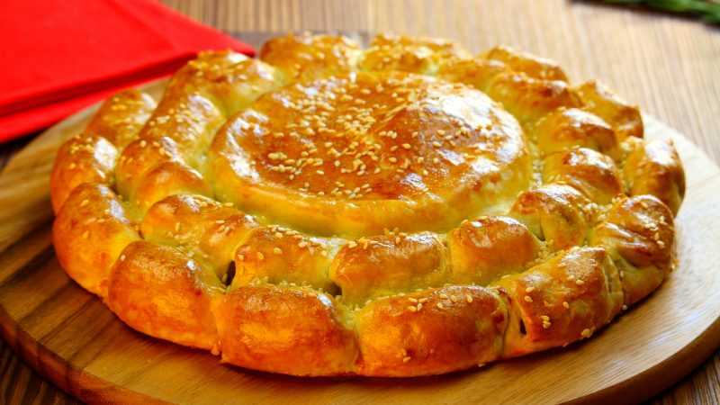 Пирог с сосисками: 7 простых рецептов