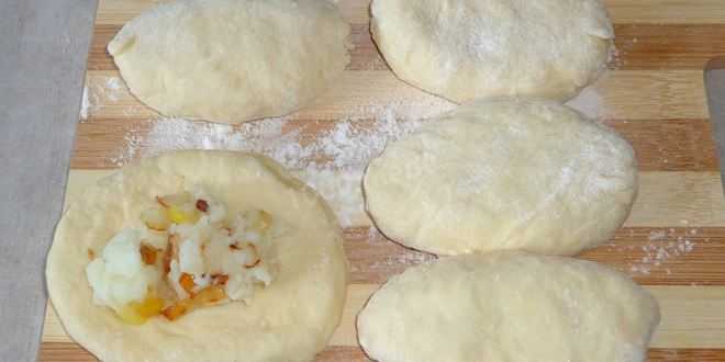 Жареные пирожки с картошкой - рецепт с пошаговыми фото | меню недели