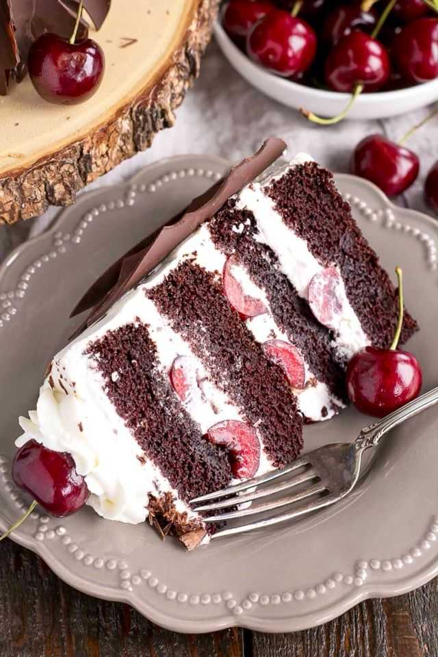 Шоколадный торт с вишней: рецепт со сметанным кремом, творожным, кремом-чиз и другими