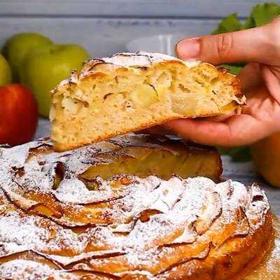 Шарлотка с медом и яблоками: рецепт изумительной домашней выпечки