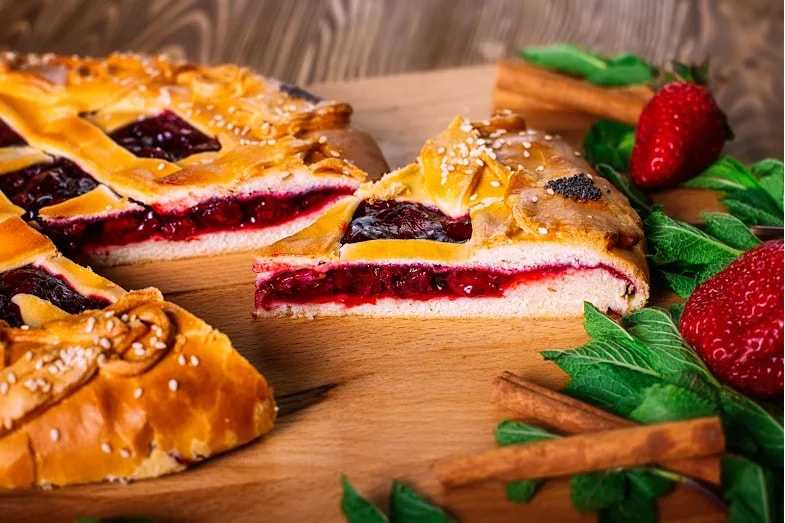 Пирог с персиками и сливой — рецепт с фото пошагово