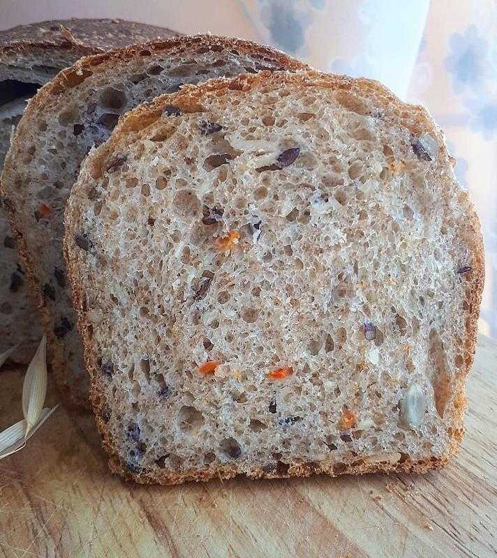 Хлеб отрубной калорийность. Хлеб злаковый. Ржаной хлеб с отрубями. Черный хлеб с отрубями. Хлеб со злаками.