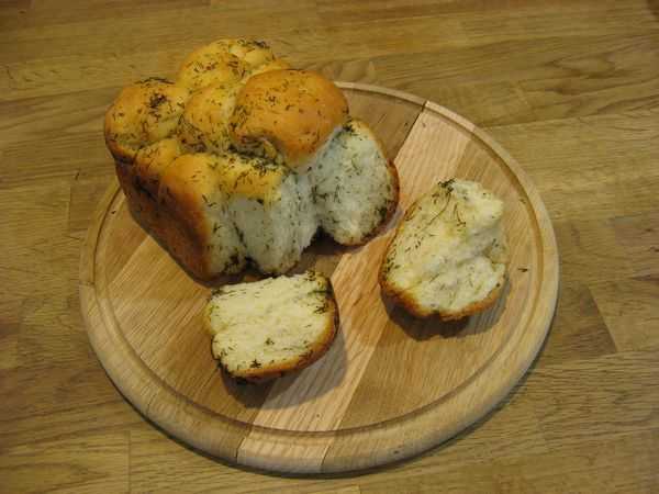 Хлеб чесночный в духовке в домашних условиях. Чесночный хлеб. Хлеб с чесноком. Хлеб с чесноком в хлебопечке. Хлеб с чесноком и зеленью в духовке.