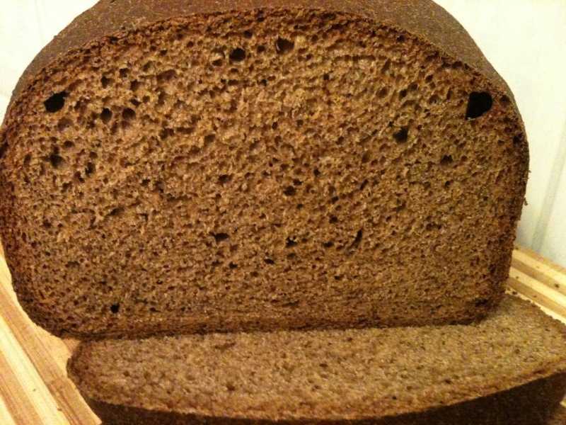 Хлеб с пшеничным солодом. Хлеб солодовый ржано пшеничный. Хлеб ржано-пшеничный с дрожжами. Ржано пшеничный хлеб с солодом. Ржано-пшеничный хлеб в духовке на дрожжах.