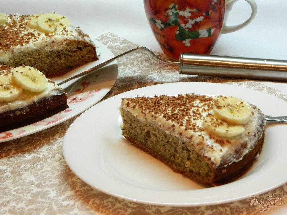 Бисквитный шоколадный торт с кремом и банановой начинкой