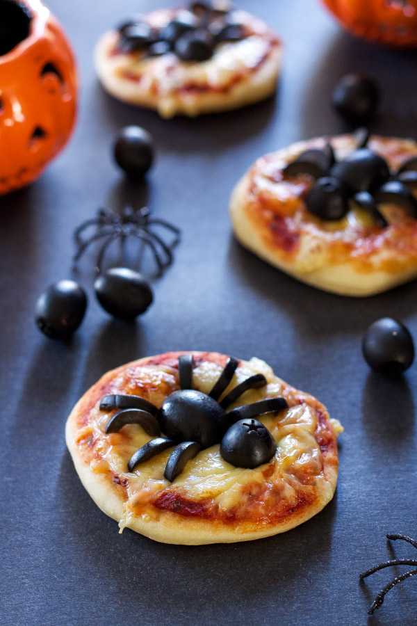 Пицца из слоеного теста в духовке на хеллоуин
